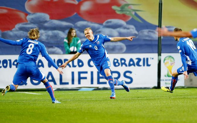 Kolbeinn Sigthorsson festeggia l'1-0 dell'Islanda in Norvegia: arriver l'1-1 ma l'Islanda  ai playoff. Afp